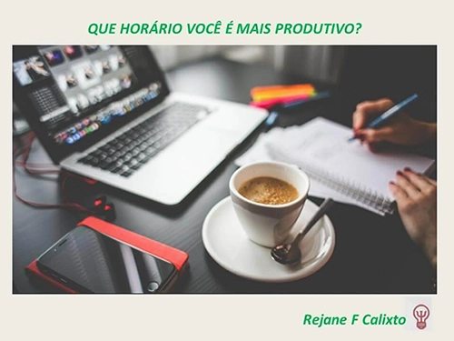 imagem com uma pessoa trabalhando em uma mesa, com um cadernos e notebook, e uma xícara de café em destaque