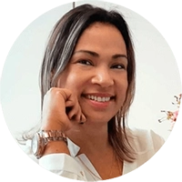 imagem de rosto da psicóloga rejane calixto, sorrindo, com o rosto apoiado na mão