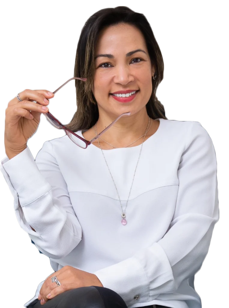 rejane segurando seus óculos e sorrindo
