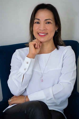 imagem de rosto da psicóloga rejane calixto, sorrindo, com o rosto apoiado na mão